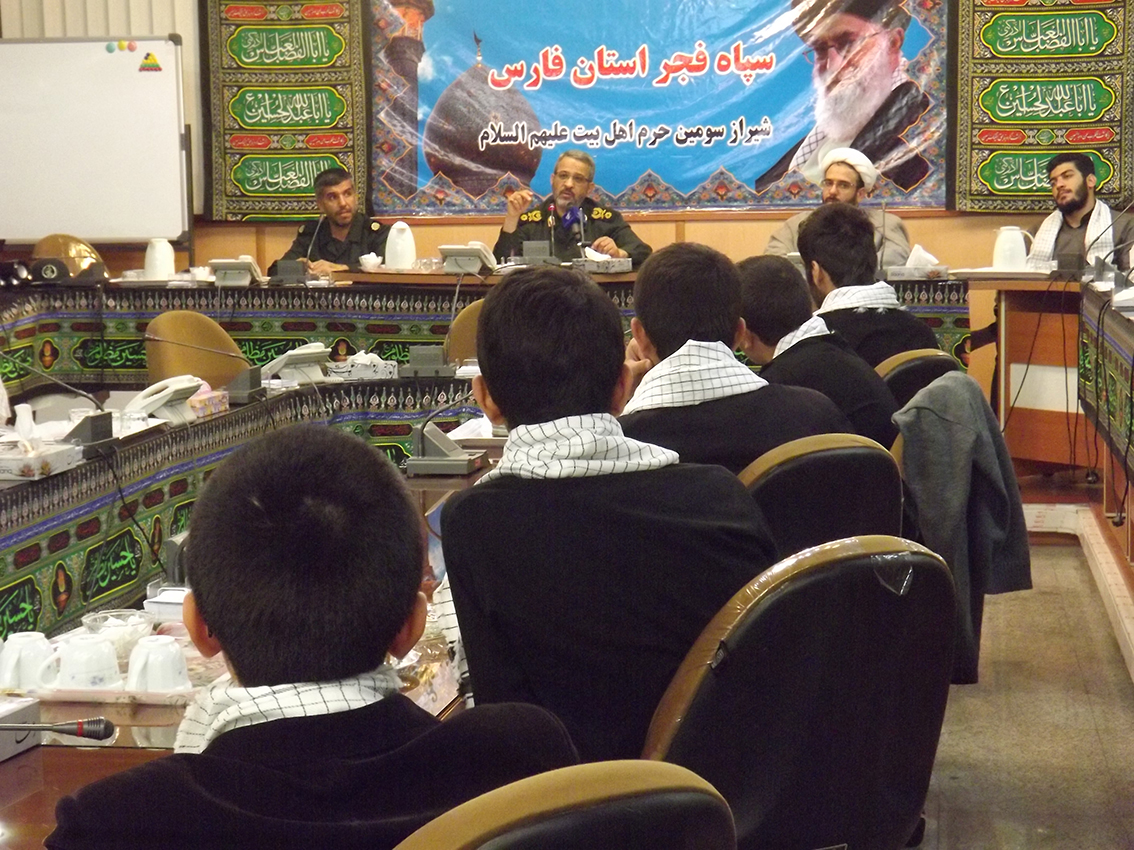 جمعی از دانش آموزان بسیجی استان با سردار غیب پرور دیدار کردند