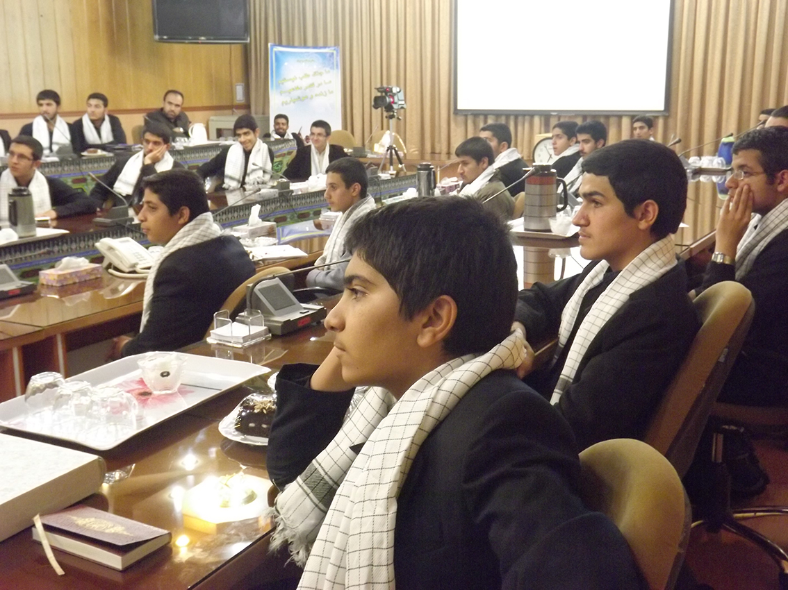 جمعی از دانش آموزان بسیجی استان با سردار غیب پرور دیدار کردند