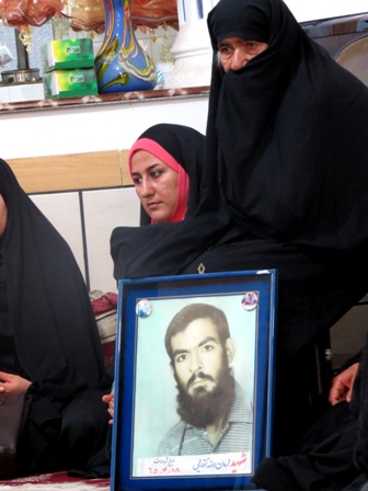 زنده شدن خاطرات «خواندن تلقین» برای شهدای کازرون تا خبر شهادت سرداری که سر از بدنش جدا کردند+ عکس