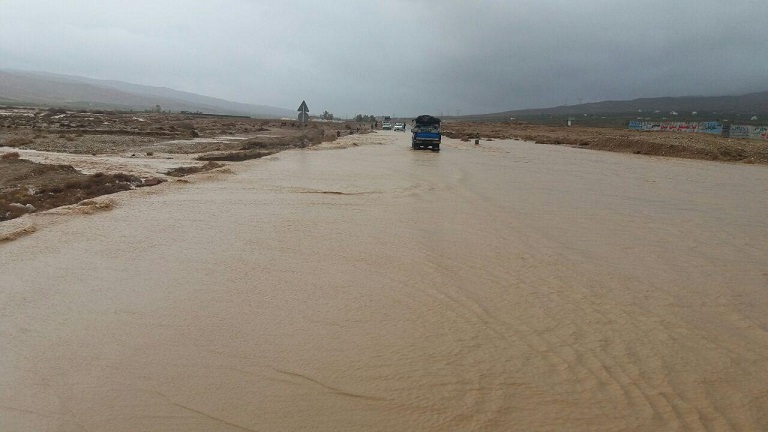 بازکردن شریانهای رفت وآمد شهرستان بدلیل بارش شدید باران + تصاویر