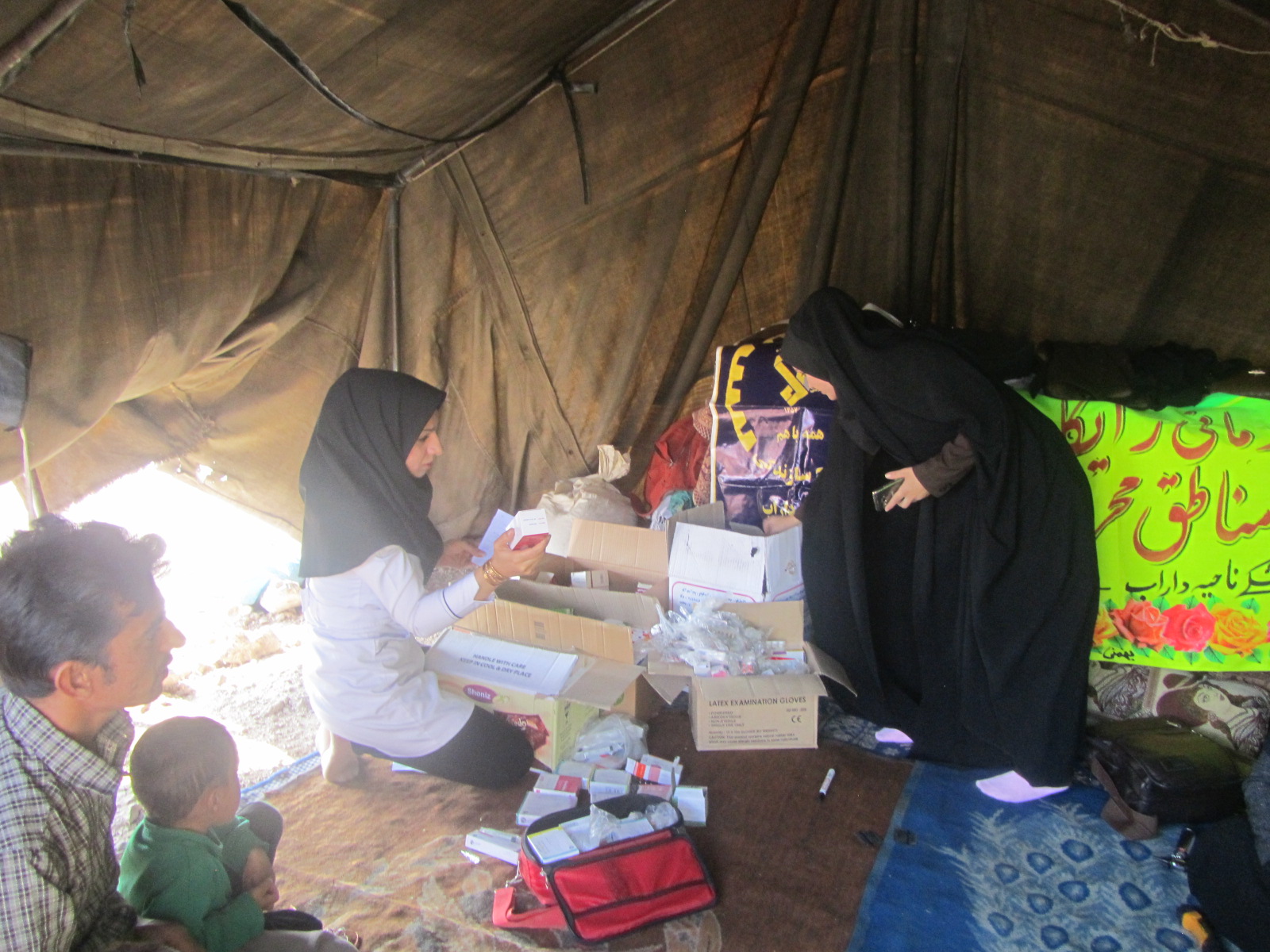 مراجعه تیم پزشکی به منازل افراد بی بضاعت ، مناطق آسیب پذیرو عشایر شهرستان داراب