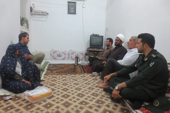 دیدار جمعی از کارکنان ناحیه گراش با خانواده شهیدان سید ناصر سعادت و اصغر زارع: