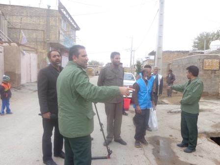 اجرای طرح واکسیناسیون طیور بومی در روستاهای شرق شیراز به مناسبت هفته ی بسیج توسط بسیج سازندگی سپاه ناحیه احمدبن موسی(ع)شیراز