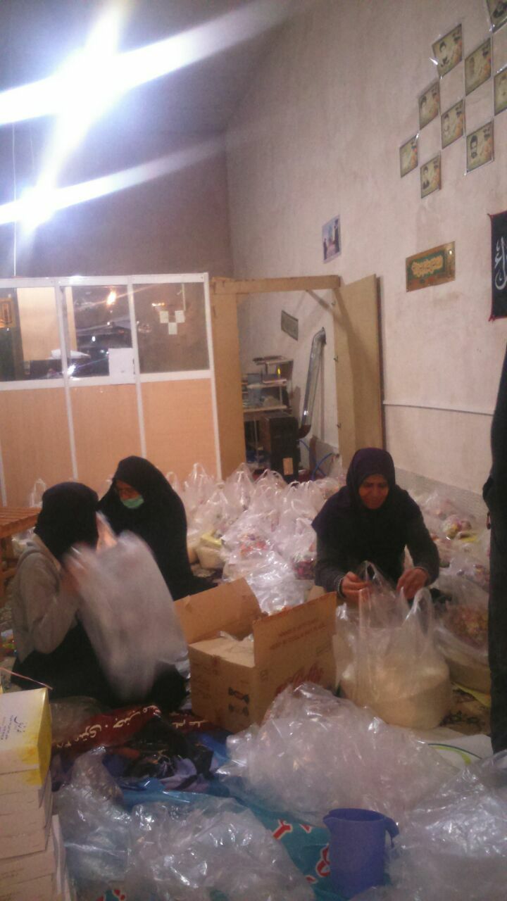 توزیع بسته های عیدانه وارزاق بین تعدادی از خانوار کم بضاعت شهرستان خرمبید