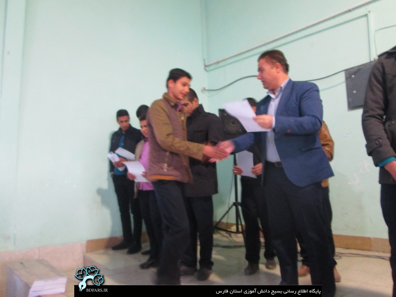 اعطای حکم مسئولیت شورای واحد به دانش آموزان دبیرستان امیر کبیر داراب