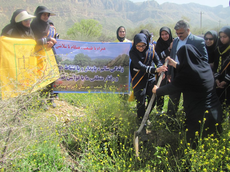 دانش آموزان و هفته درختکاری در کازرون
