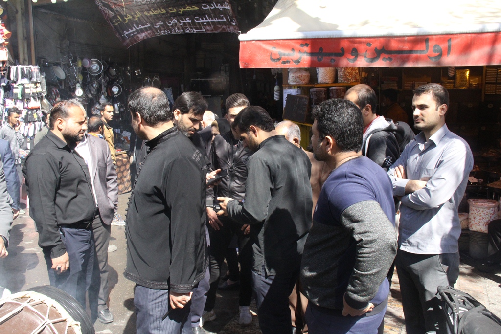 وداع کسبه بازارهای سنتی شیراز با شهدای گمنام.