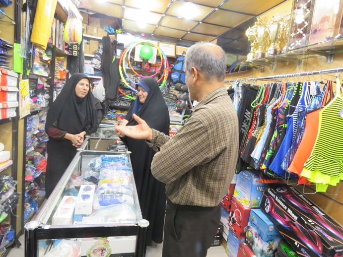 تجلیل از فروشندگان با حجاب توسط حوزه مقاومت بسیج اصناف شهرستان کازرون
