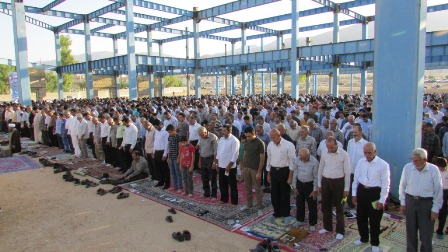 نماز با شکوه عید سعید فطر در سروستان اقامه شد