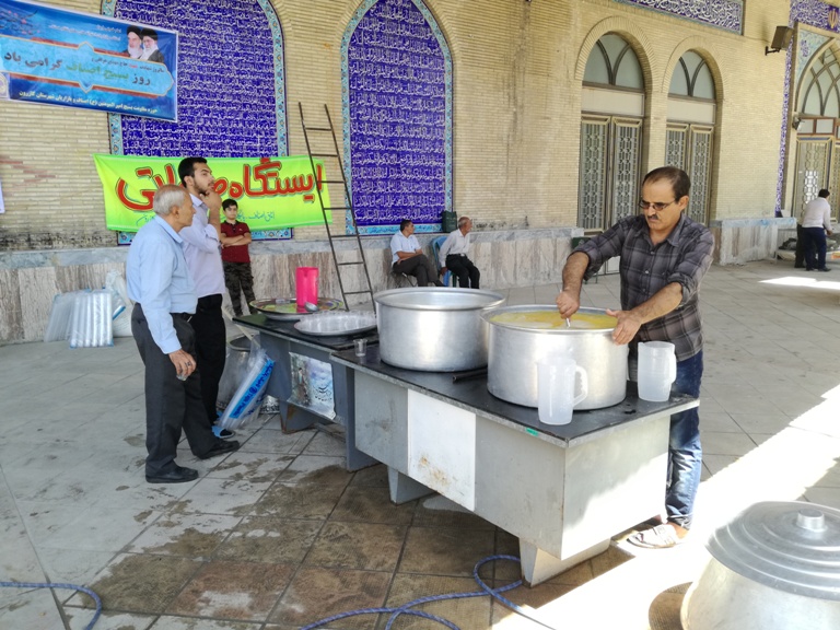 برگزاری ایستگاه صلواتی در ورودی نماز جمعه به مناسبت هفته بسیج اصناف و سالروز شهادت سردار عراقی