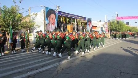 رژه اقتدار نیروی های نظامی و انتظامی مستقر در سروستان
