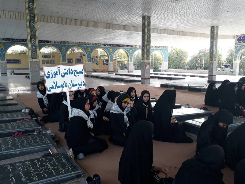 عطر افشانی قبور شهدا به مناسبت هفنه بسیج دانش آموزی حوزه شهید فهمیده کازرون