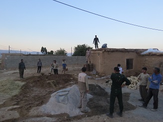 خدمت رسانی گروه جهادی شهیدان زارع کوهنجان در مناطق محروم سروستان