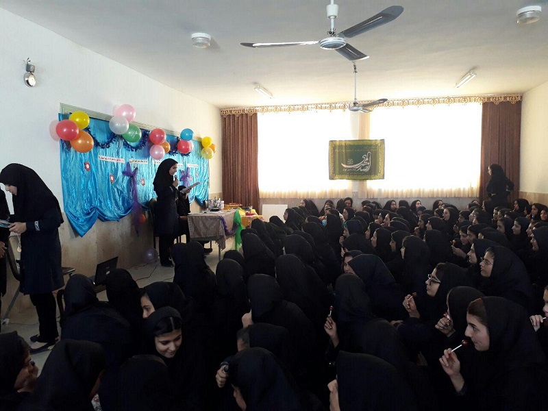 برپایی جشن میلاد رسول(ص) در مدرسه شهید حسن زاده کازرون