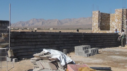 ساخت یک واحد مسکونی روستایی توسط بسیجیان سروستانی در روستای تل پوک