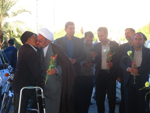 مراسم گل افشانی قبور مطهر شهدا درشهرستان قیروکارزین