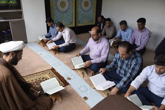 جلسات حزب خوانی قرآن مجید پایگاه مقاومت بانک مسکن استان فارس در ماه مبارک رمضان
