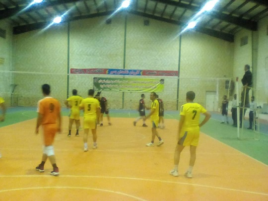مسابقات والیبال باشرکت چهارتیم از ادارات شهرستان بمناسبت هفته دفاع مقدس درحال برگزاری توسط بسیج ادارات سپاه پاسارگاد