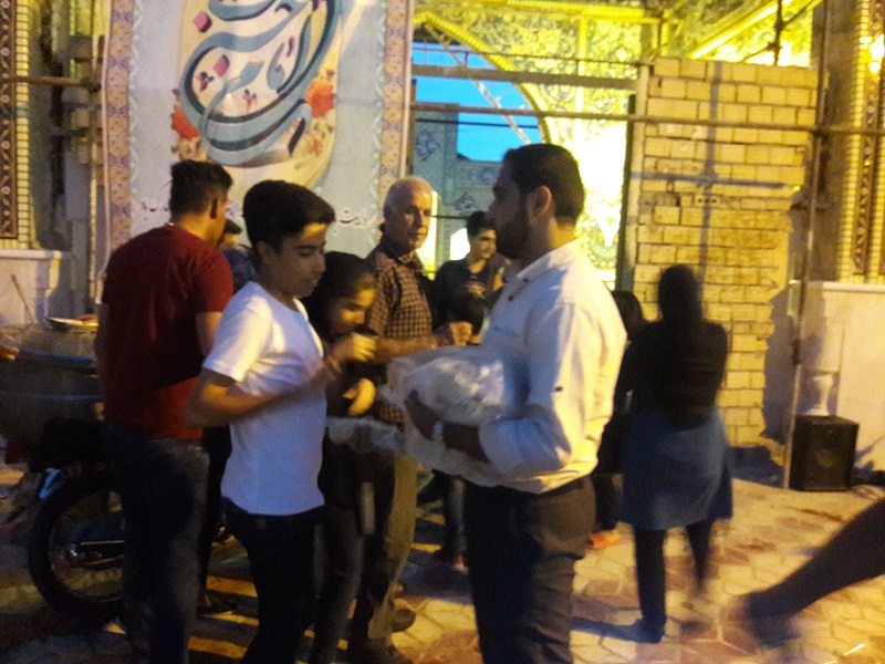 تهیه و توزیع هزار افطاری ساده در میدان شهدا