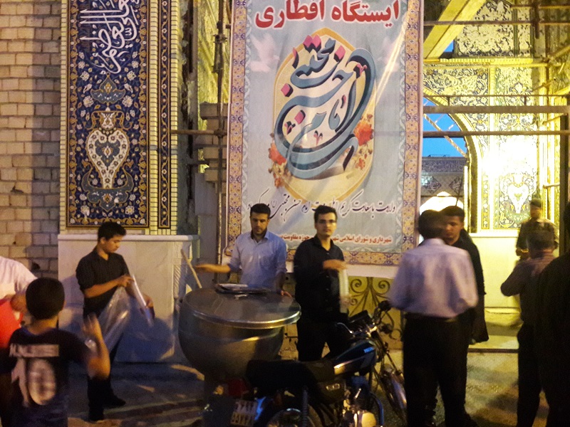 تهیه و توزیع هزار افطاری ساده در میدان شهدا