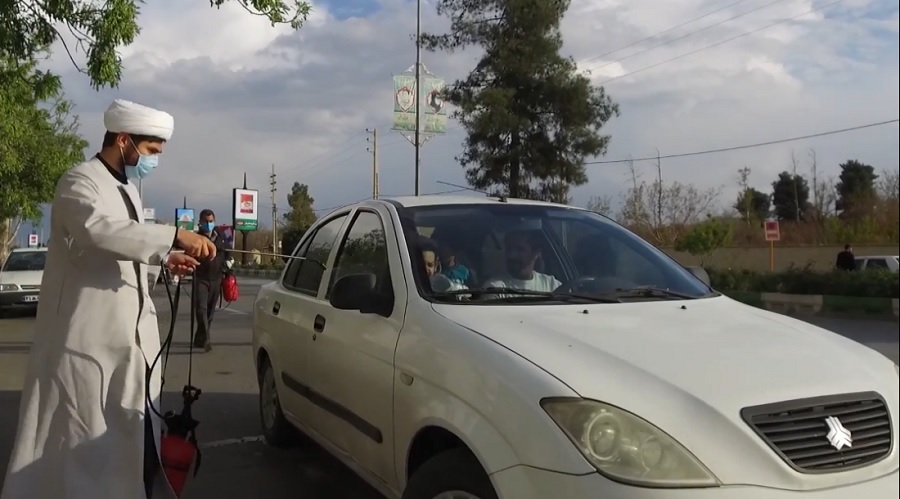 عملیات ضدعفونی خودروهای شیراز توسط طلاب