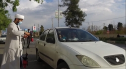 فیلم/عملیات ضدعفونی خودروهای شیراز توسط طلاب