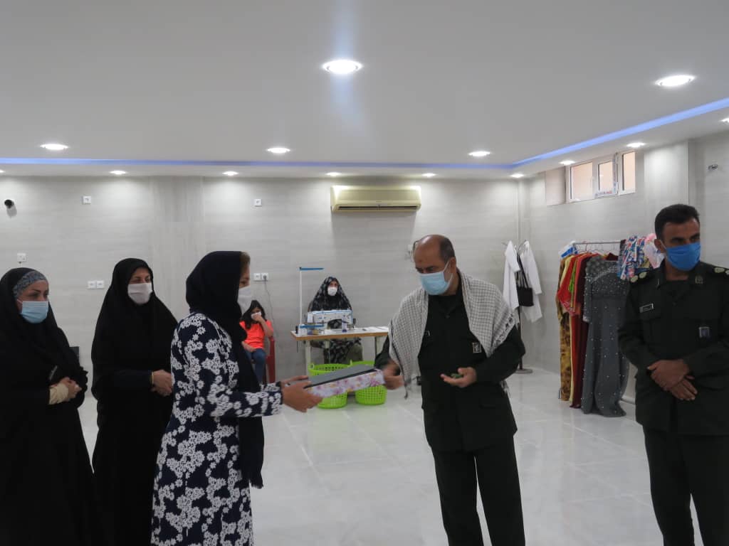 بازدید فرمانده سپاه خنج از کارگاه‌های مشاغل خانگی در سطح شهرستان
