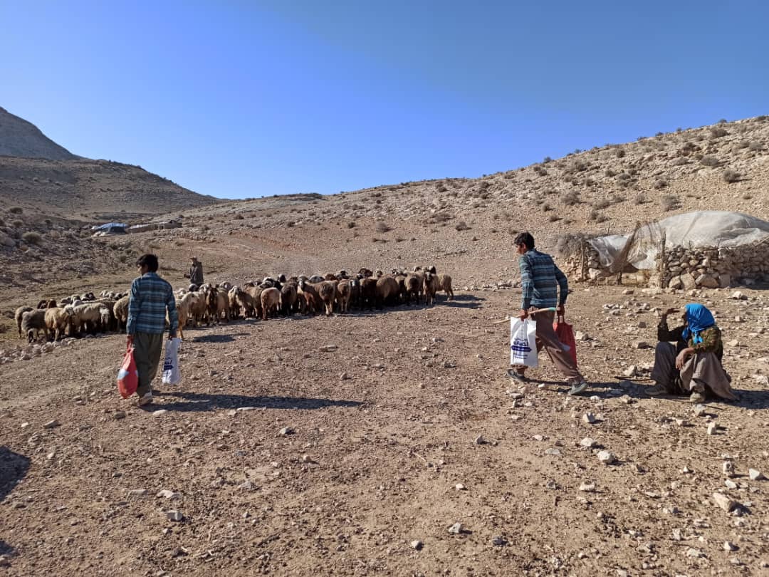 توزیع 100 بسته معیشتی و لوازم التحریر در منطقه عشایر نشین شهرستان جهرم
