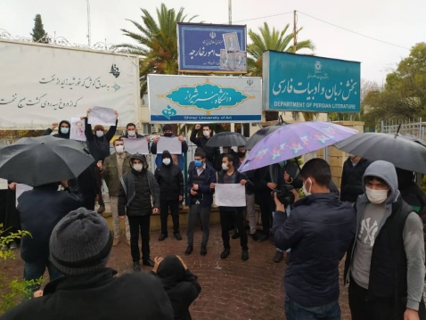 جمع اعتراضی دانشجویان شیرازی در پی به شهادت رساندن دانشمند هسته ای دکتر محسن فخری زاده
