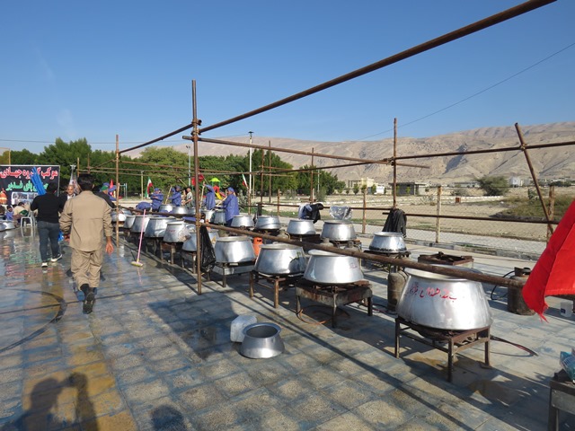 بمناسبت سومین سالگرد شهید سلیمانی در قیروکارزین 3 تن حلیم طبخ وتوزیع شد.