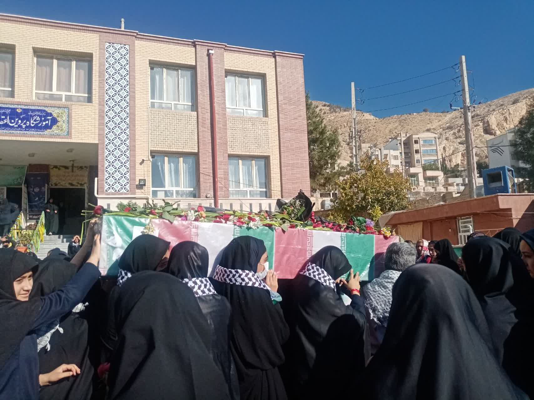 مراسم استقبال از شهید گمنام در مدرسه‌ احسان و پروین اعتصامی