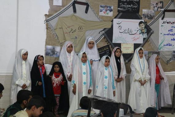 اجرای سرود در مراسم جشن میلاد امام محمد باقر ( متشکل از دختران روستا با آموزش تیم بانوان )