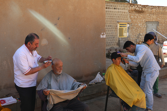 حضور صنف آرایشگران و آرایش رایگان اهالی روستا