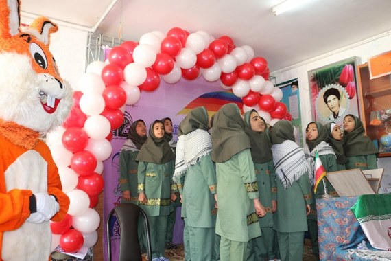 سرود بسیج توسط دانش آموزان مدرسه
