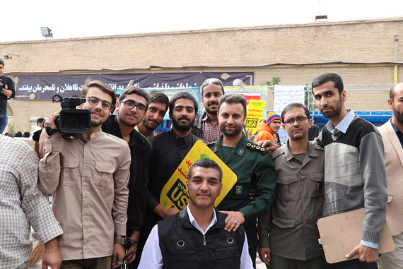 عکس دسته جمعی برخی از اعضای تیم معاونت رسانه و فضای مجازی با مسئول بسیج دانش آموزی حوزه حضرت علی اصغر(ع)