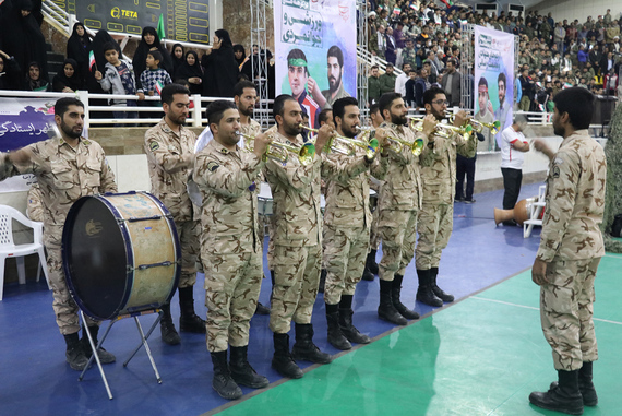 اجرای گروه سرود توسط سربازان رزم نواز