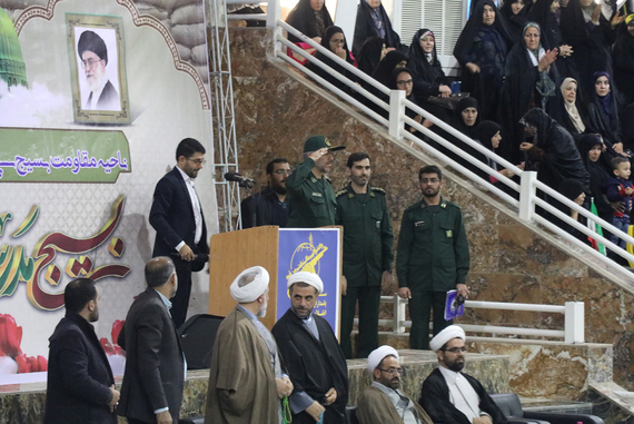 ادای احترام نظامی سرهنگ دوستدار فرمانده سپاه بقیه الله(عج) شیراز به بسیجیان و جمع حاضر در مراسم