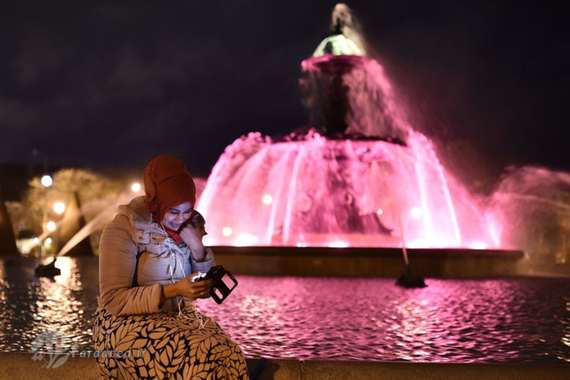  دختری با حجاب در کنار فواره ای در شهر « آنژه» فرانسه 