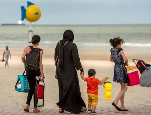  زن مسلمان با حجابی همراه فرزندان خود در پلاژی در شمال فرانسه 