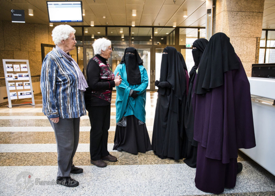  زنی نقاب پوش و زنی بدون نقاب در زمان دیدار از مجلس سنای هلند 