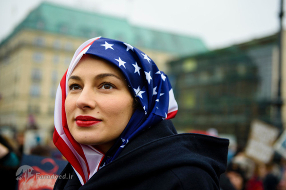  زنی که در زمان اعتراضات در برلین از پرچم آمریکا به عنوان حجاب استفاده کرده است. 