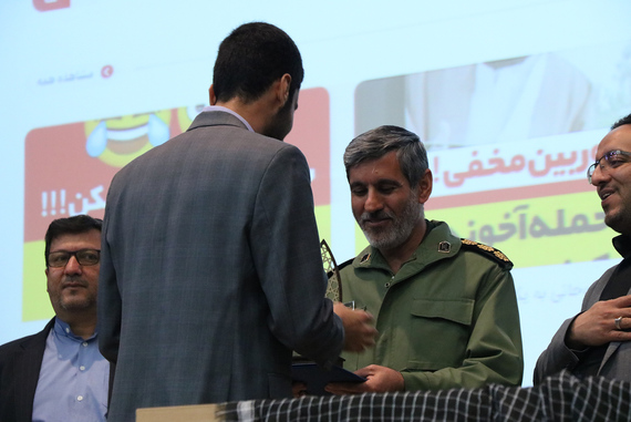 تجلیل از محسن باقری معاون تربیت و آموزش سازمان فضای مجازی سپاه فجر به عنوان برترین معاونت در کشور